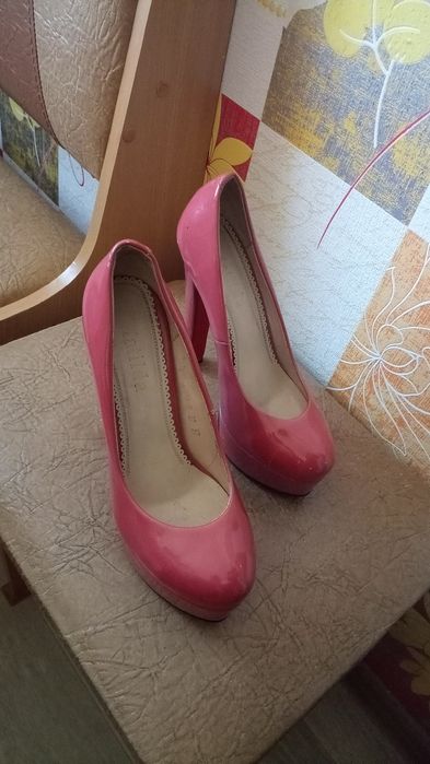 Продам туфли на высоком каблуке.