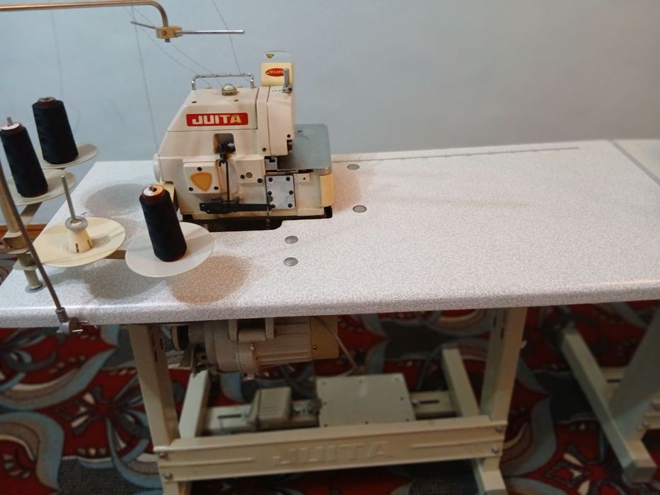 Averlok tikuv mashinasi.