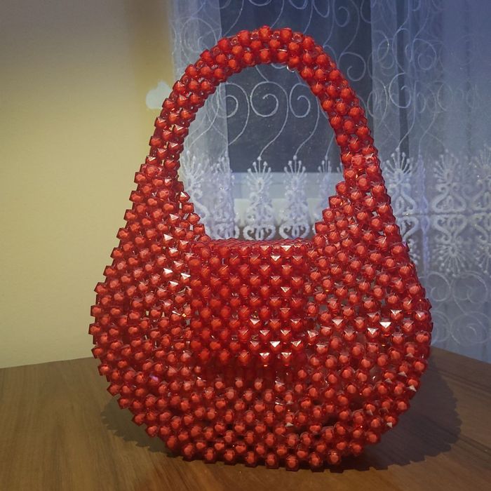 Toshli sumka, mustahkam va sifatli yasalgan.