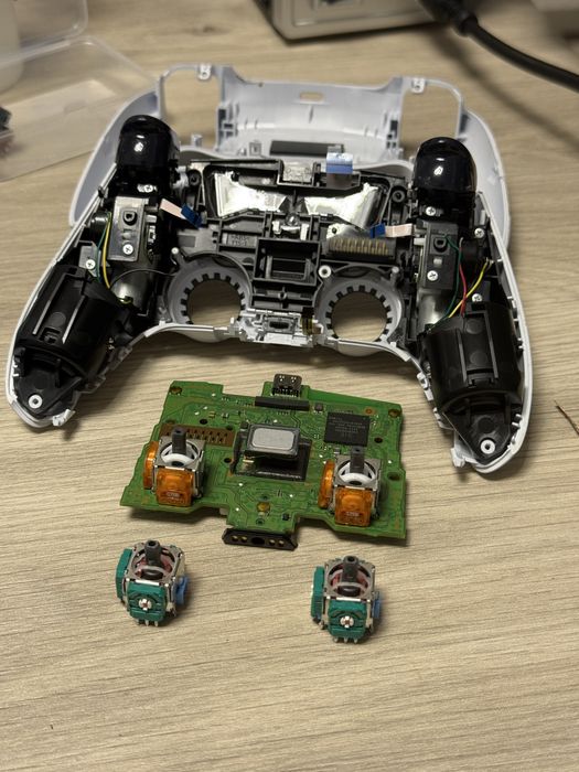 Controller PS5 DualSense cu TMR