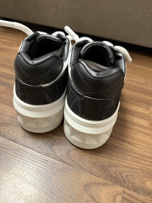 Adidasi Valentino