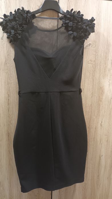 Черна рокля с интересни рамена