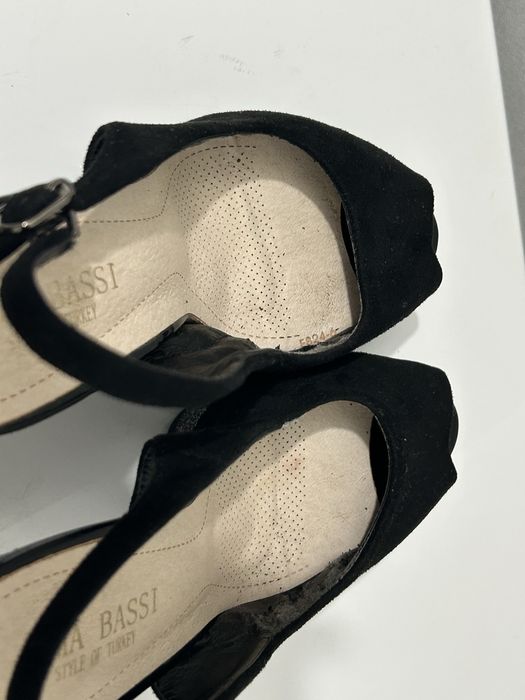 Туфли чёрные на высоких каблуках