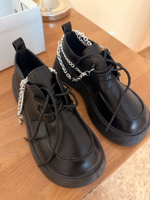 Женские классические ботинки с цепочкой