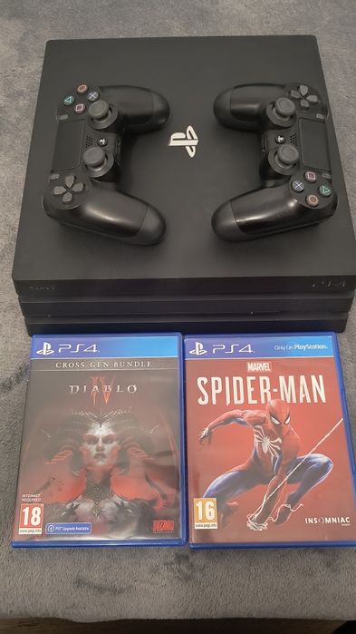 Vând PS4 PRO cu 2 controlere