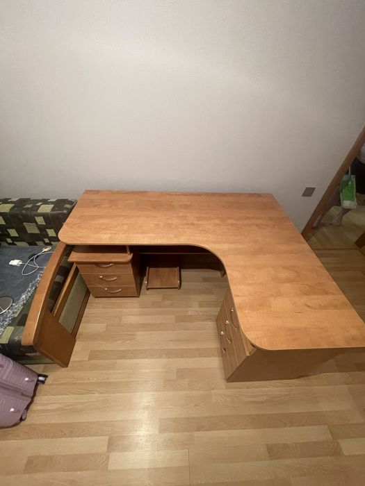 Угловой стол в отличном состоянии