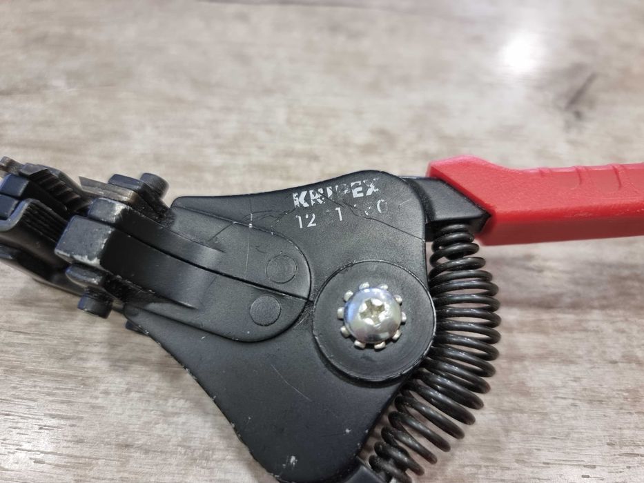 Клещи KNIPEX за сваляне на изолация
