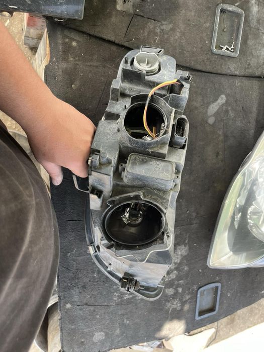 Обикновен фар Audi A4 B7 Ауди б7 оригинал 8e0941004  десен два броя