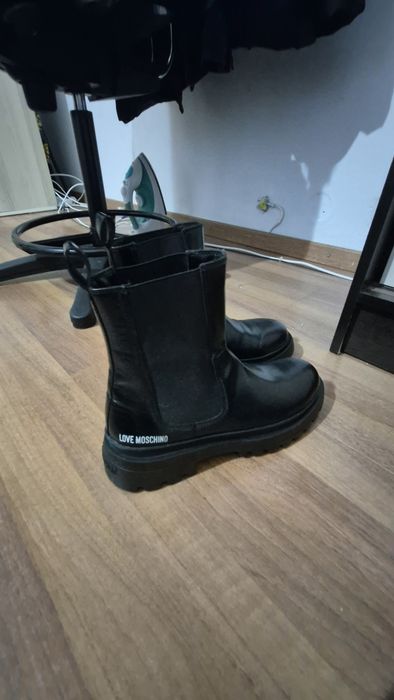 De vanzare ghete dama moschino