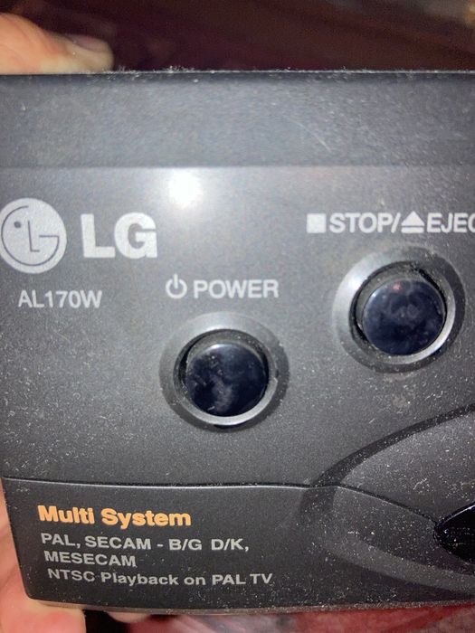 Видеомагнитофон  LG в рабочем состоянии
