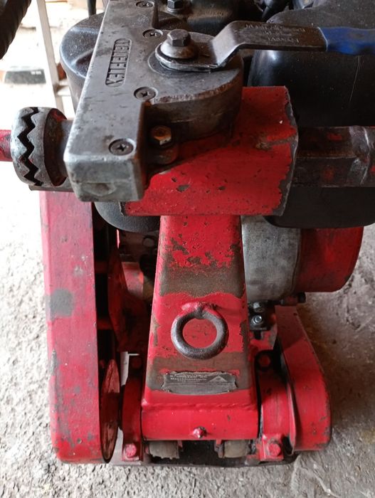 Mașina de tasat cu motor Hatz