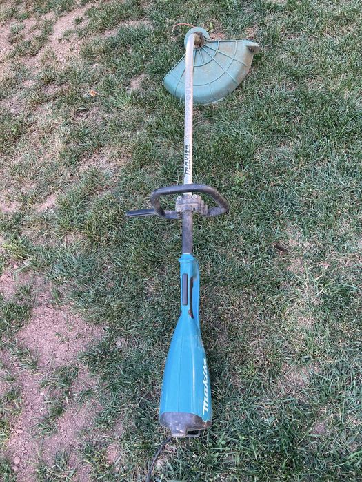 Masină de tuns iarbă electrică Makita