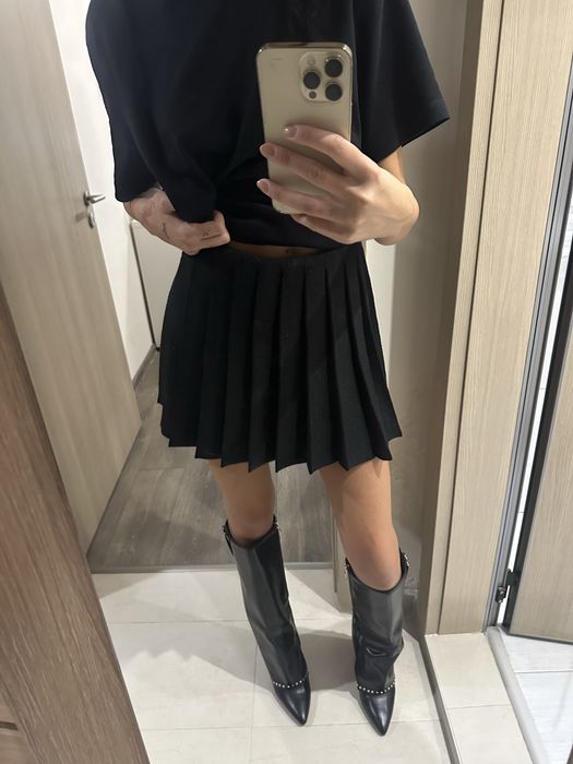 Черна плисирана пола