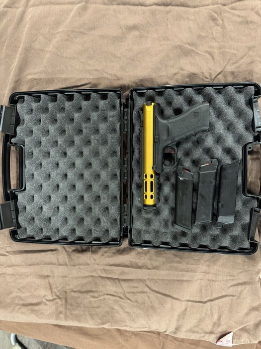 Продавам  airsoft риплика WE galaxy gold с +2 пълнителя