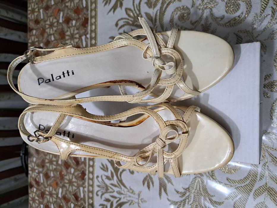 Ayollar oyoq kiyimi (Bosanojka - Palatti) sotiladi.