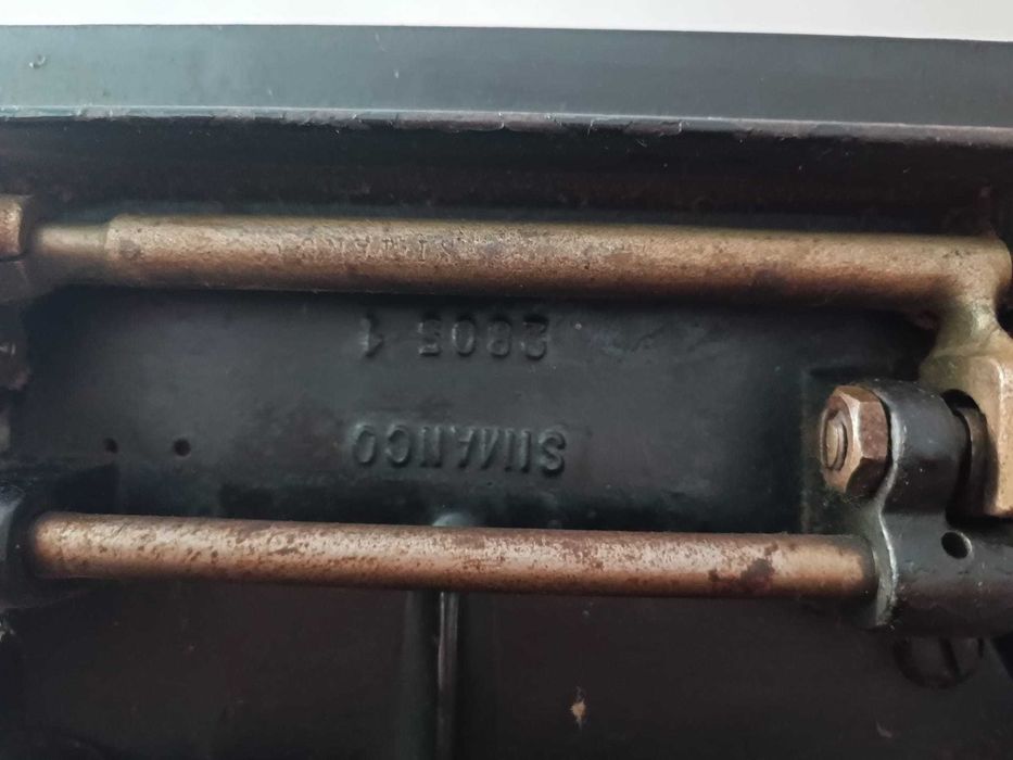 Mașină de cusut Singer veche cu pedală și mobilier original – cca. 1930