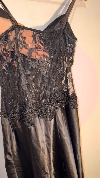 Rochie neagră din satin, de seară/nunta/evenimente,cu decolteu+dantela