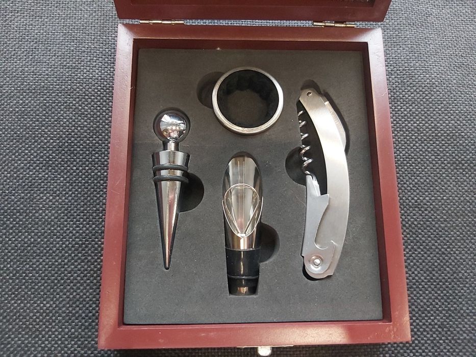 Подаръчен комплект за вино тирбушон,тапа и лиек,два модела