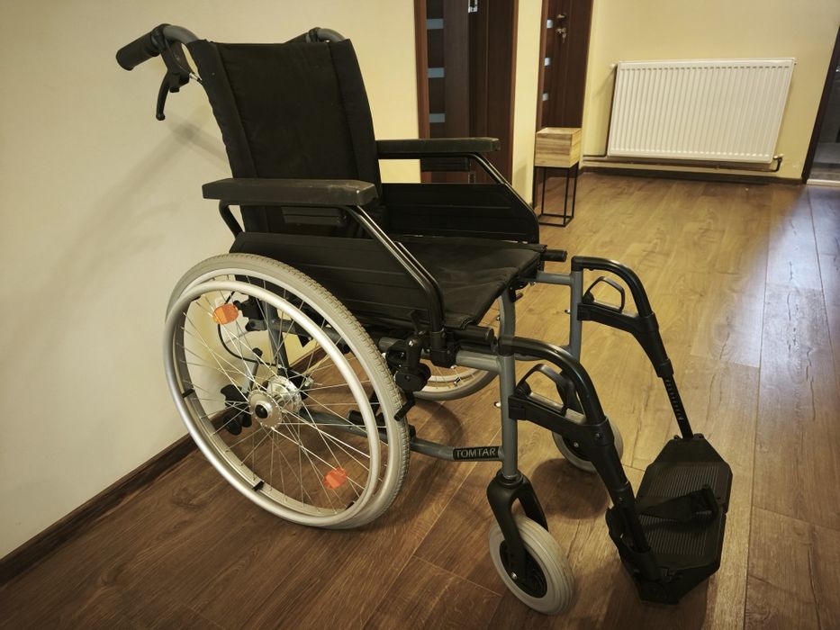 Scaun cu rotile / cărucior rulant pentru bolnavi