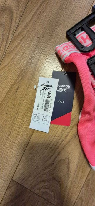 Къси спортни панталони Reebok за момиче. 2 броя, за възраст от 9 до 12 години. Цена: 24 €.