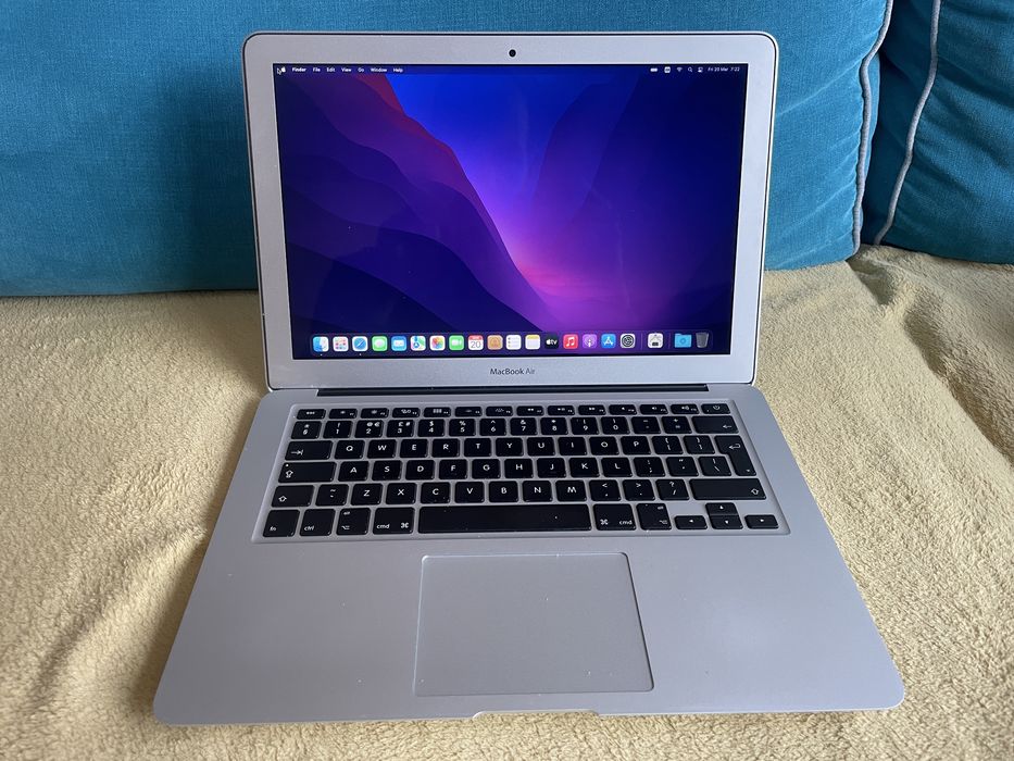 Macbook Air 13” 8GB RAM, Intel i5, 128GB