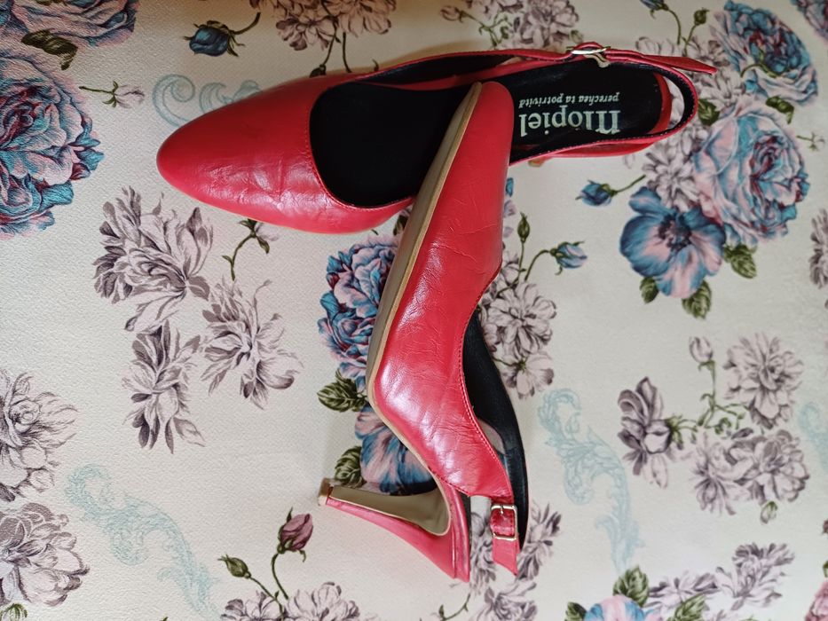 Vând sandale, mărimea 39, culoare  roșie, piele naturală, preț 130 lei