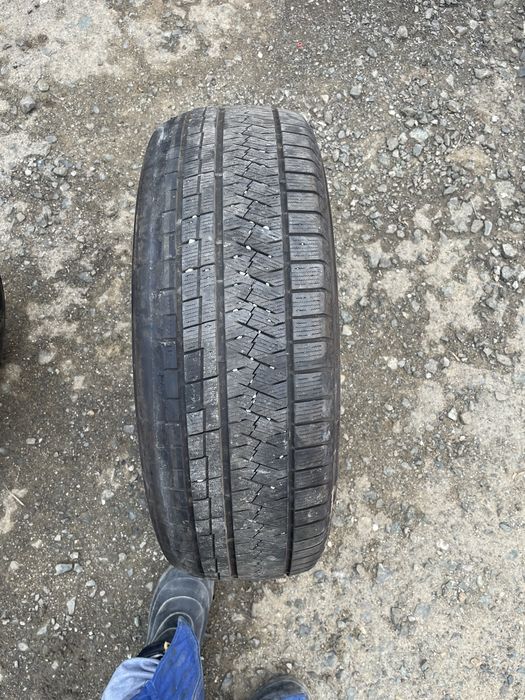 Всесезонные зимние шины 235/65/R17.