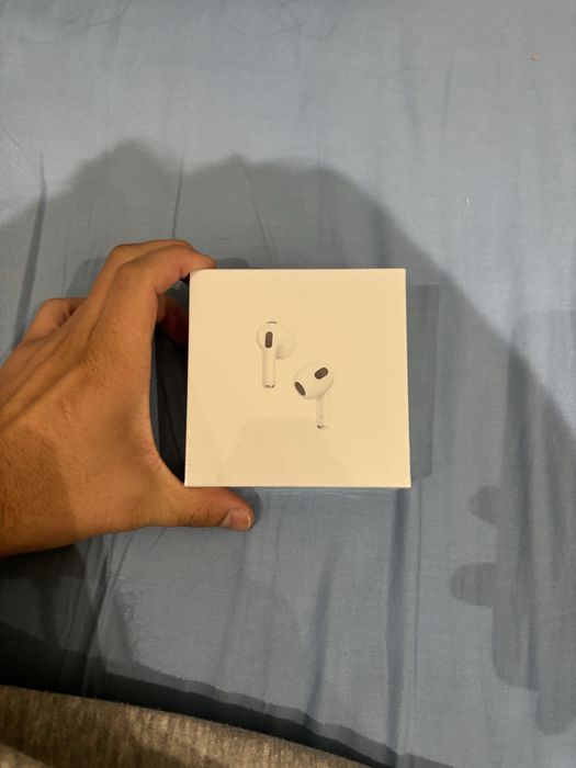 Apple airpods 3 .