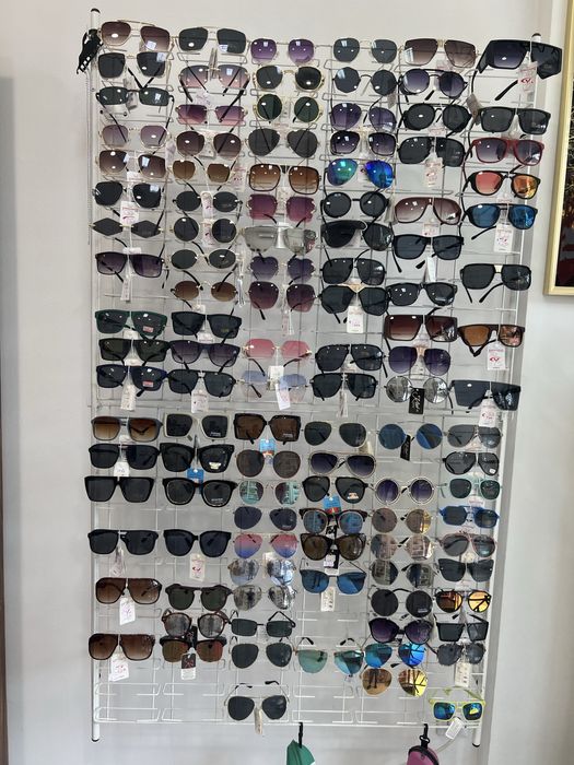 Стойка за слъчеви очила и деоптрични рамки