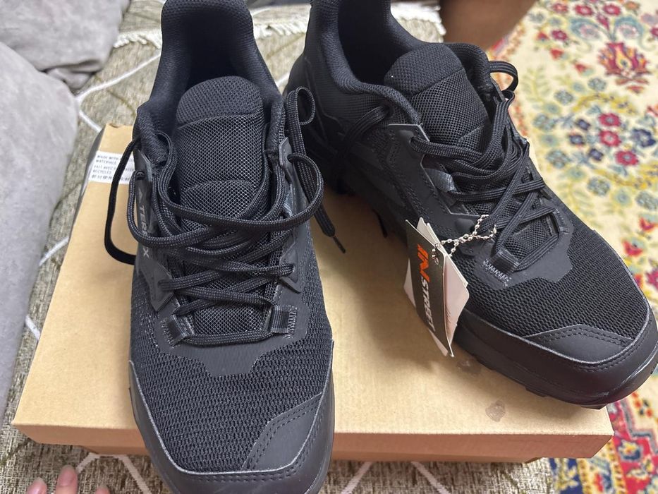 Продаю новые кроссовки марки Adidas Terrex