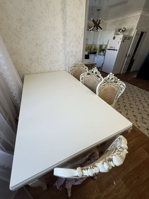 Стол,стулья гостинный