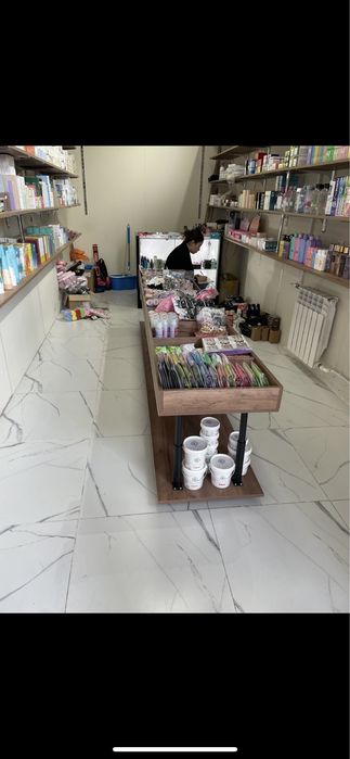 Полка стеллаж для бутика