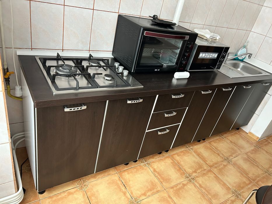 Bucatarie,plita,cuptor,hota,chiuveta,masa si 2 scaune