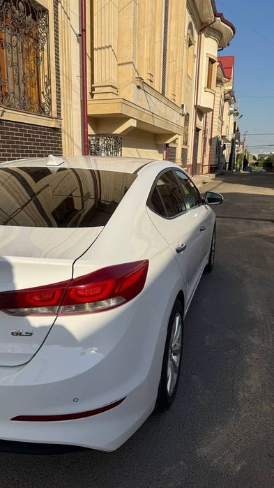 Автомобил hundai Elantra