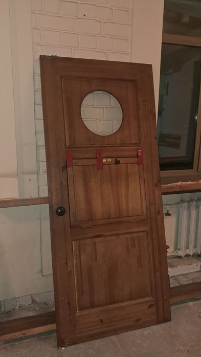 Продаётся деревянная дверь.