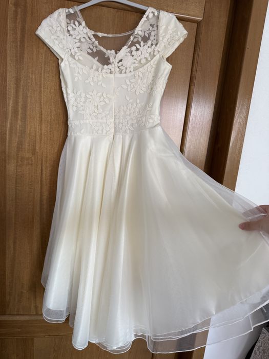 Rochie scurta in fata si lunga in spate ivory