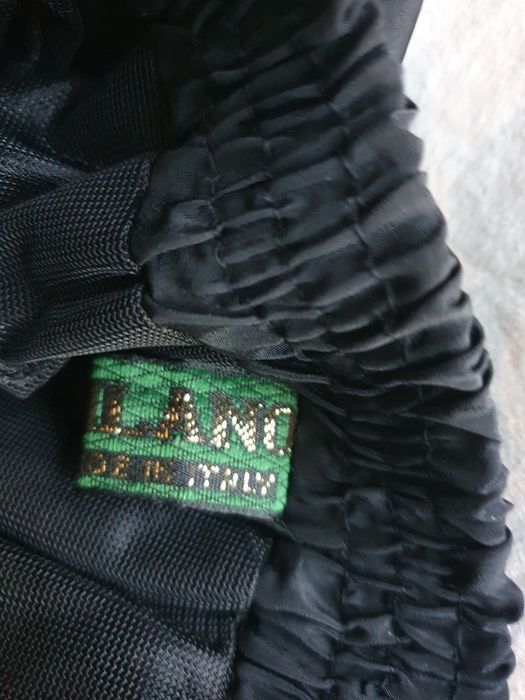 Черна плисирана пола