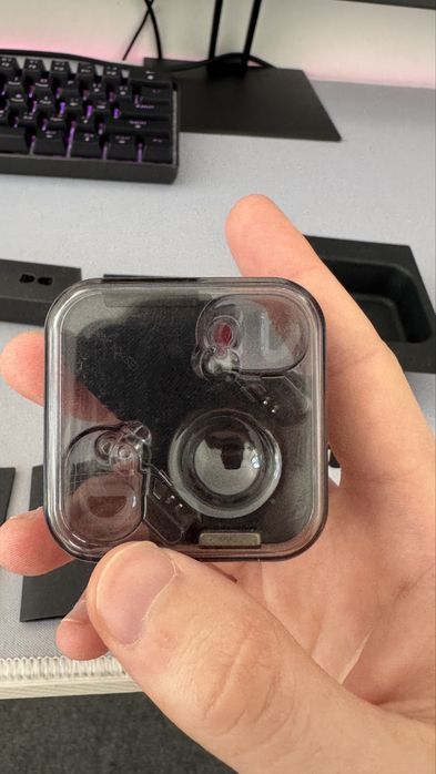 Vând caşti nothing ear 1(casca dreapta se aude mai încet)