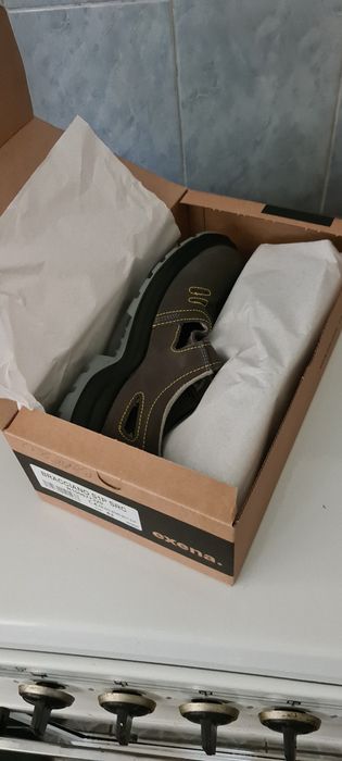 Pantofi de lucru " safety", cu protectie metalica NOI .