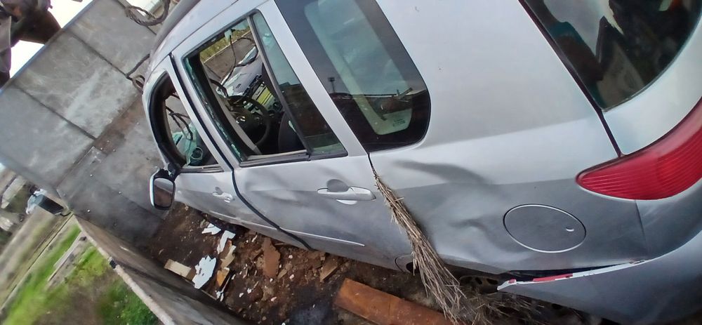 Mazda 2   1.4i  2004