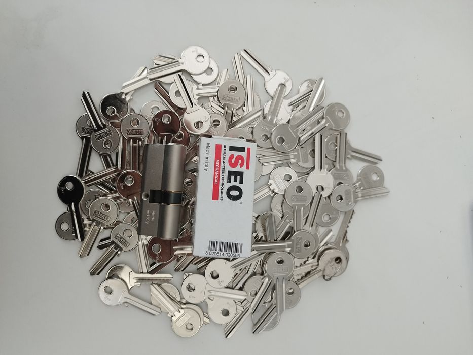 Патрон с 100 ключа 450лв.