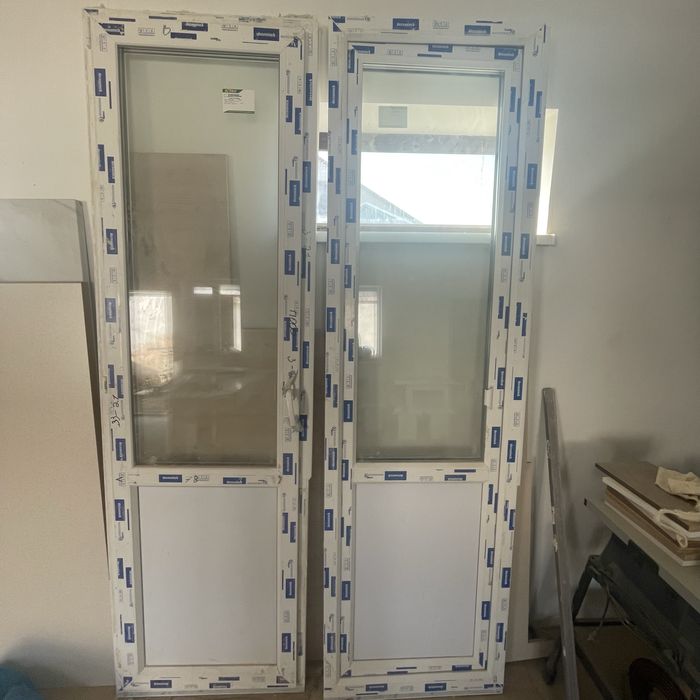 Продам пластиковую дверь 250х75