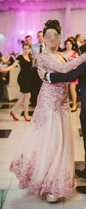 Rochie lunga de seara din dantela roz, cu spatele gol