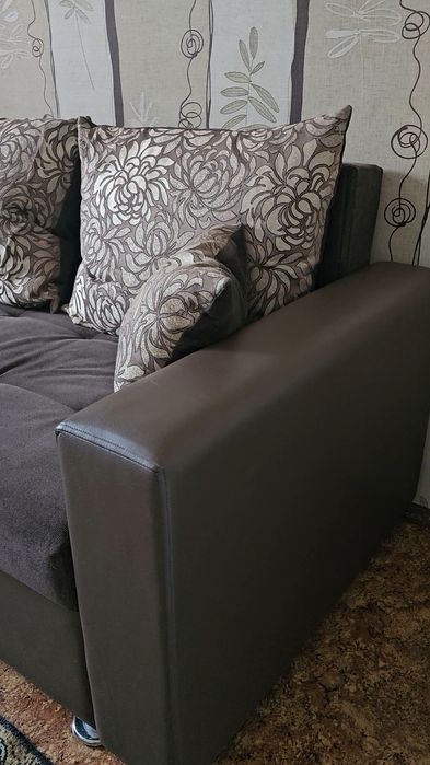 Продам диван б/у в отличном состоянии ,раскладной .