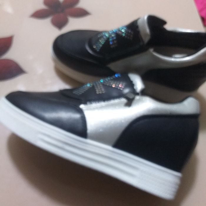 Vând pantofi sport damă