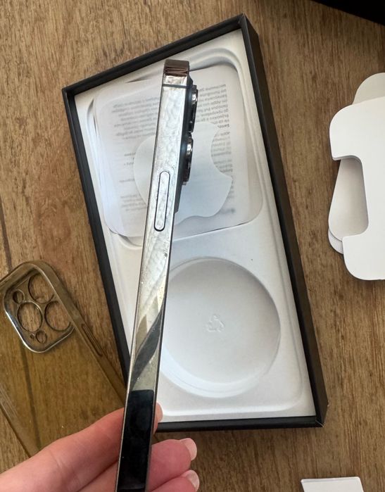 Iphone 13 pro 256GB с подарък блутуут слушалки хама