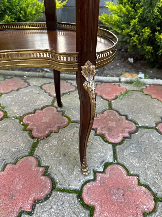 Doua masute deosebite din lemn cu blat marmura si elemente bronz