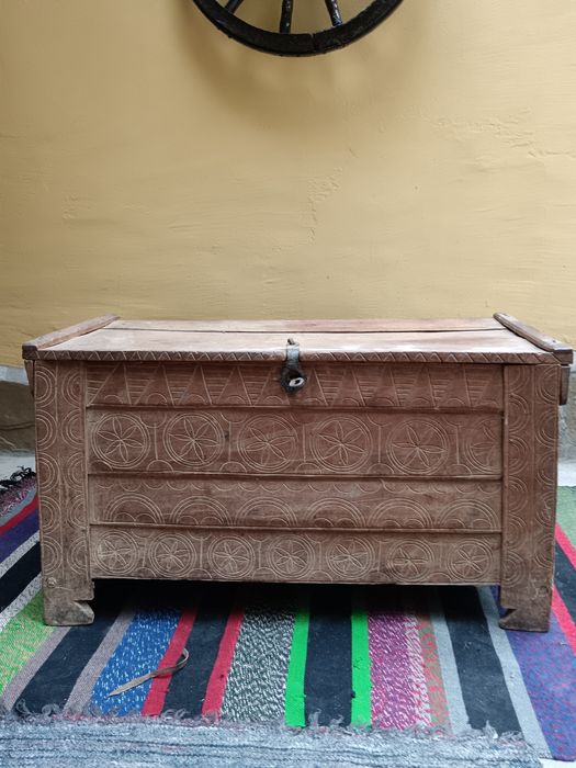 Стар дървен сандък от едно време