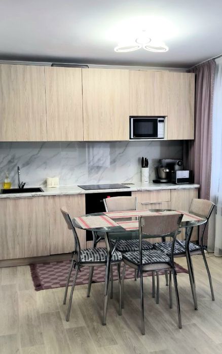 Стол кухонный  прочное стекло