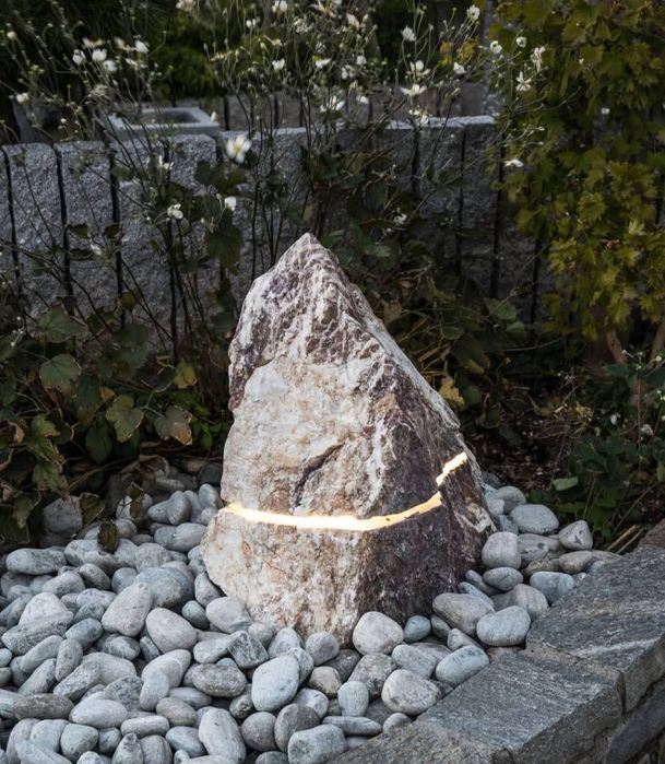 Градински лампи от естествен камък